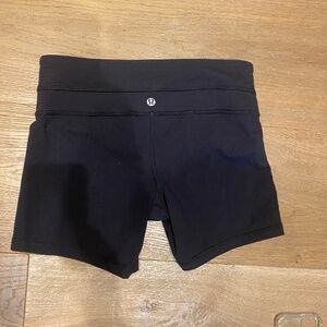 Lululemon black mid-rise shorts size  6